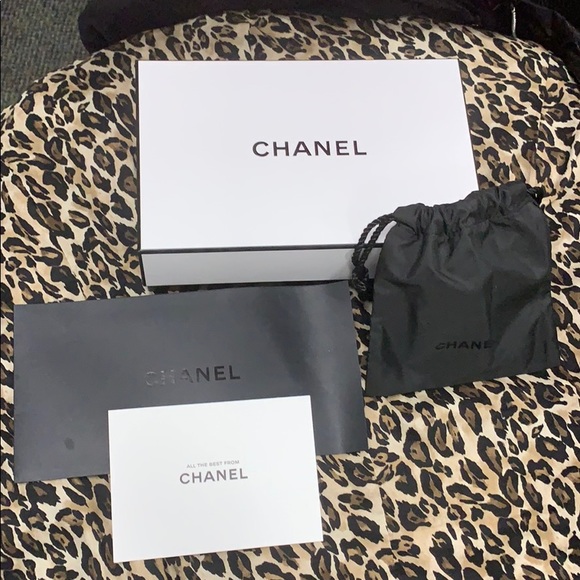 Chanel box and pouch - Picture 2 of 4